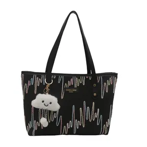 Borsa tote nera in tela con ricamo a onde e un simpatico ciondolo a nuvola morbida
