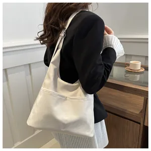 Detailansicht der weißen Tote-Bag mit minimalistischen Nähten und vorderem Fachdesign
