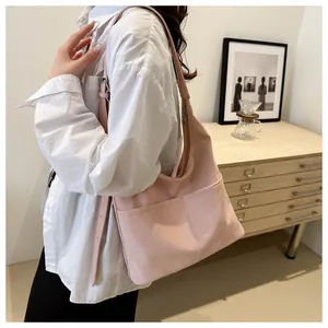 Detailansicht der Nähte und matten Textur der hellrosa Shopper-Tasche an einem Modell