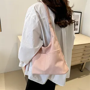 Rosa Hobo-Tasche aus Kunstleder mit zwei Vordertaschen für einen lässigen, modernen Stil