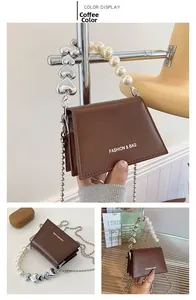 Détail du mini sac bandoulière marron café avec chaîne en perles et cœurs argentés
