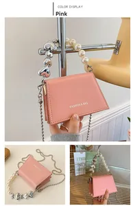 Vues détaillées du sac bandoulière rose avec poignée en perles et fermoir cœur