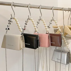 Sac Carré en Mini Cuir PU pour Femmes Avec Bandoulière en Chaîne de Cœur et Fausse Künstliche Perle Sac à Bandoulière Tendance pour Fête