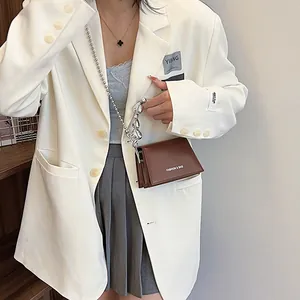 Petit sac bandoulière minimaliste en cuir marron avec chaîne argentée et lettrage