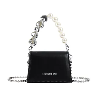 Mini sac à bandoulière en cuir PU noir avec poignée perle et cœur et logo mode
