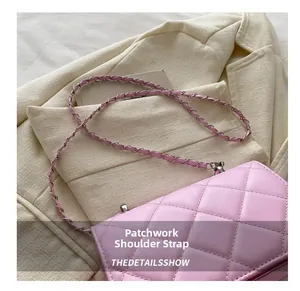 Détail du sac à bandoulière rose matelassé avec bandoulière en chaîne argentée et cuir
