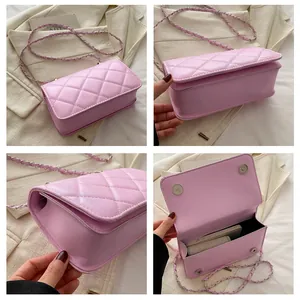 Vues détaillées du sac en cuir matelassé rose montrant la bandoulière chaîne et l'intérieur