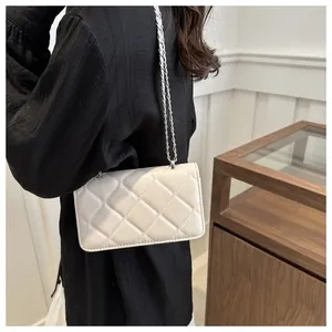 Sac bandoulière beige matelassé avec chaîne argentée et texture à carreaux classique