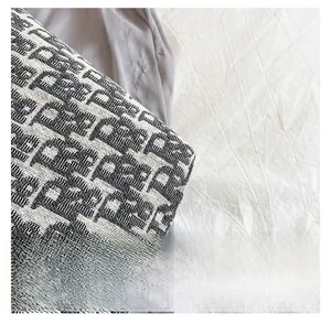 Vue macro du tissu jacquard en toile de qualité avec motif de lettres détaillé