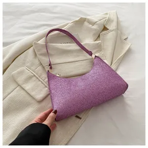 Dettaglio della borsa hobo con paillettes viola, texture di lusso e fibbie dorate