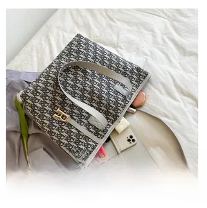 Vue détaillée de l'intérieur d'un grand sac cabas en toile contenant un iPad et des effets
