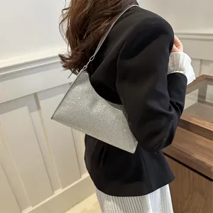 Borsa a spalla da donna con paillettes argento e finitura glitterata metallizzata alla moda