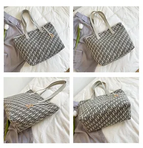 Vues multiples d'un sac cabas en toile avec motif monogramme et breloque en métal doré