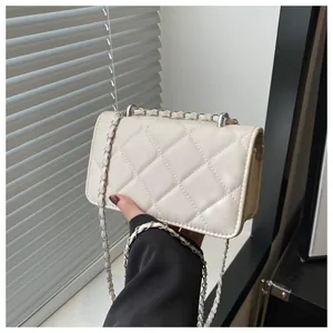 Vue détaillée d'un sac à main beige en similicuir matelassé avec bandoulière chaîne