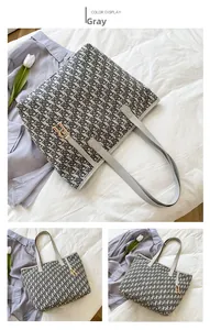 Détail du grand cabas gris en toile monogrammée avec logo R métallique doré suspendu