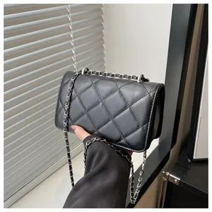 Détail du sac à main matelassé noir avec bandoulière en chaîne de métal argenté