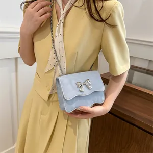 Mini sac bandoulière bleu clair avec nœud argenté et chaîne métal pour femme