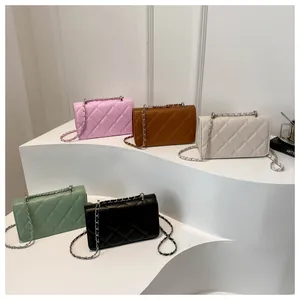 Détail de sacs à bandoulière matelassés avec chaînes métalliques en cinq coloris divers