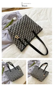 Détails du cabas en toile à motif R noir et blanc avec des ferrures métalliques dorées