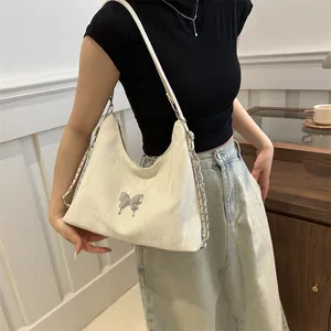 Sac hobo blanc avec papillon argenté et bandoulière pour le style quotidien des femmes
