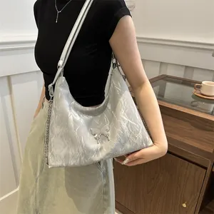 Sac fourre-tout plissé laser argenté avec papillon en métal et chaîne de mode Y2K
