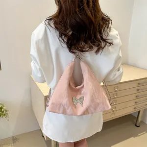 Sac croissant rose à texture plissée avec boucle papillon argentée pour femmes
