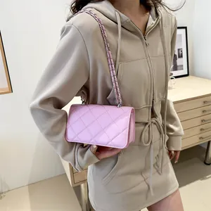 Sac à bandoulière matelassé rose pour femme avec bandoulière élégante en chaîne argentée