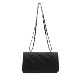Sac à bandoulière matelassé noir classique avec motif en losange et chaîne en métal