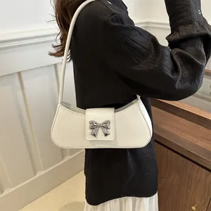 Borsa a spalla bianca minimalista con fiocco argento per un look elegante