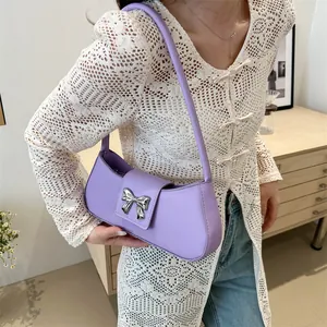 Borsa a tracolla a mezzaluna viola chiaro da donna con fibbia a fiocco argento su modella