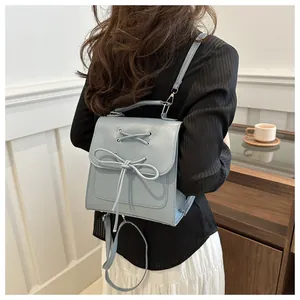 Detailansicht eines hellblauen Moderucksacks mit Schleife und verstellbaren Trägern