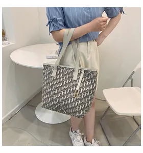 Gros plan détaillé du sac cabas en toile jacquard avec motif monogramme rétro élégant
