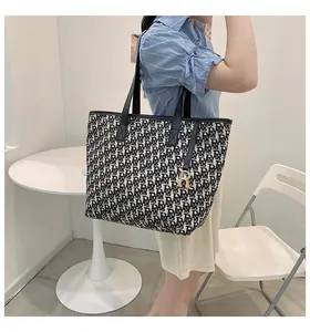 Grand sac cabas en toile à motif monogramme R noir avec des anses en cuir élégantes