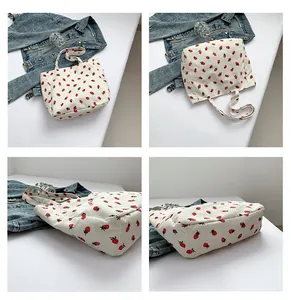Vues détaillées du sac cabas en velours côtelé avec imprimés fraises et texture épaisse