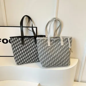 Grand Sac Fourre-tout en Toile Imprimé Monogramme avec Pendentif R en Métal Sac à Bandoulière Décontracté pour Femmes