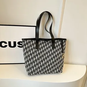 Grand sac cabas en toile monogramme noir et blanc avec poignées en cuir élégantes