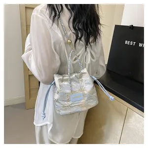 Détail du sac seau pour femmes en brocart floral bleu avec bandoulière chaîne