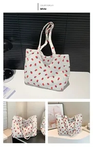 Détail du sac cabas en velours côtelé blanc avec imprimé fraise et doubles poignées