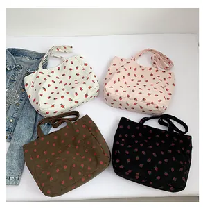 Quatre sacs fourre-tout en velours côtelé avec motifs fraises en blanc, rose, brun et noir