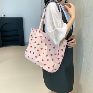 Grand sac cabas en velours côtelé rose avec imprimé fraises pour femme tendance