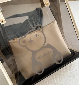Detailansicht der transparenten PVC-Tasche mit Goldnieten und Leder-Innentasche