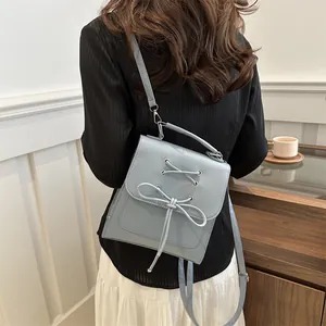 Hellblauer modischer Mini-Rucksack für Damen mit Schleifen-Detail und Trageriemen