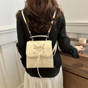 Eleganter cremefarbener Mini-Rucksack für Damen mit Schleifendekor und feinen PU-Riemen
