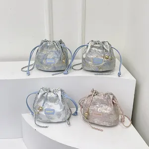 Sac Seau en Satin Jacquard Papillon Mode Femme Mini Sac Bandoulière avec Cordon de Serrage et Bandoulière en Chaîne Métallique