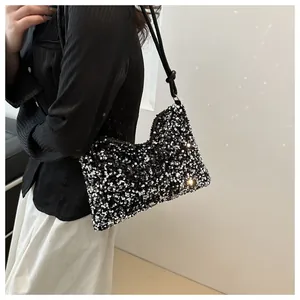 Detail van sprankelende zwarte en zilveren pailletten op een trendy hobo schoudertasje