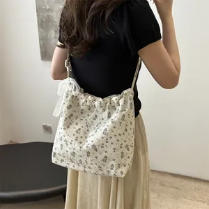 Borsa a secchiello floreale con coulisse e fiocco in pizzo per uno stile casual
