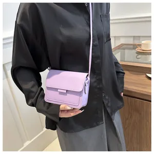 Borsa a tracolla lavanda moderna indossata da una modella con camicia di raso nera