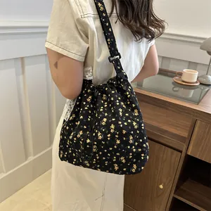 Borsa a secchiello floreale chic in tessuto stropicciato con tracolla regolabile casual