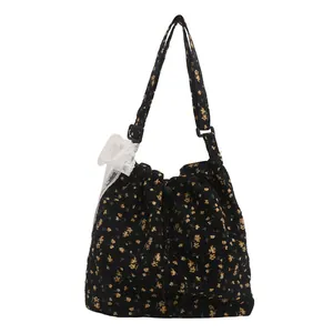 Borsa a secchiello in tela nera a fiori con tracolla regolabile e fiocco di pizzo