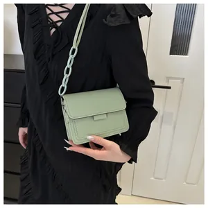 Dettaglio borsa a tracolla verde menta con catena decorativa e tracolla regolabile